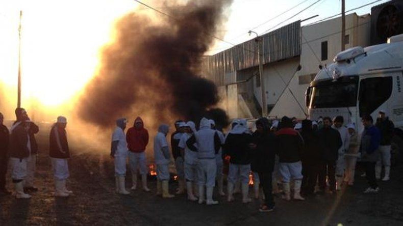 Trabajadores de Puerto Comodoro y Mar del Chubut realizan un piquete en las oficinas de esta ultima empresa en el barrio Industrial. 