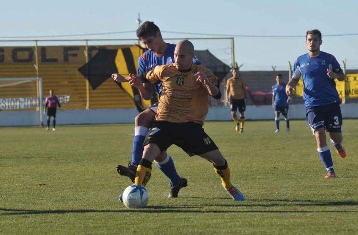 Deportivo Madryn aprovechó la superioridad numérica ante la CAI