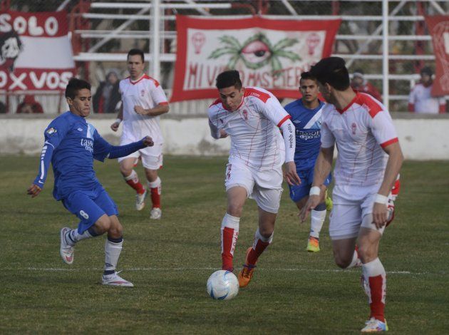 Huracán se quedó con una contundente victoria como local ayer y ahora deberá visitar al puntero Germinal de Rawson que ayer goleó 5-0 a 25 de Mayo.