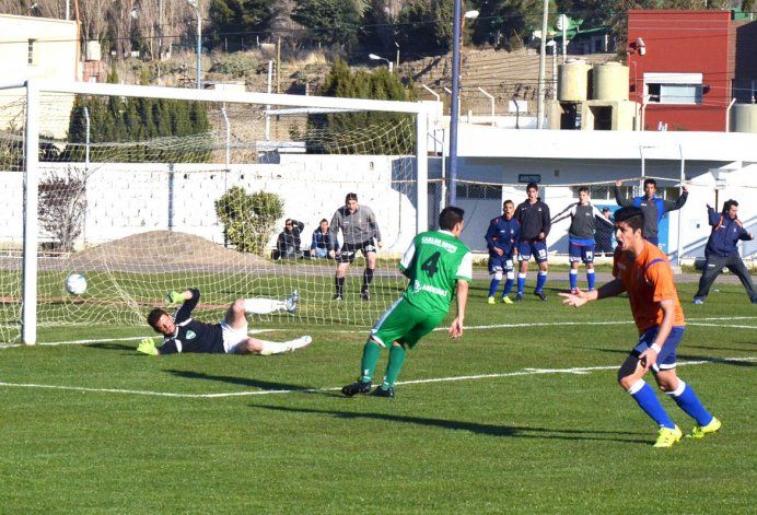 Axel Figueroa festeja su gol