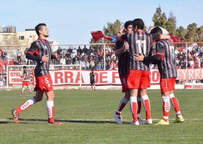 Diego Galván festeja con sus compañeros el quinto gol de Huracán
