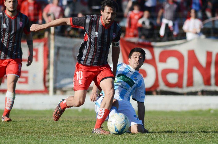 Gabriel Bustos intenta un avance ayer en Viedma.