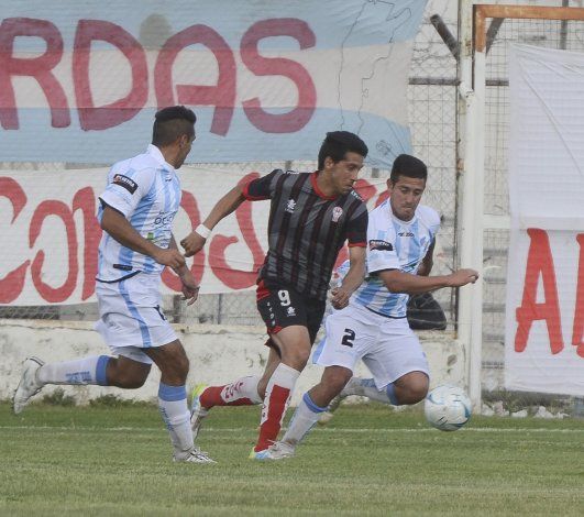 El rosarino Mauro Villegas intenta un avance ante la doble marca de Sol de Mayo ayer en el estadio de Huracán.