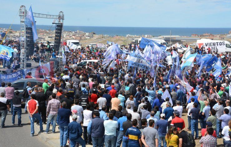 Petroleros marcharon en Caleta: si hay despidos, no habrá petróleo para nadie