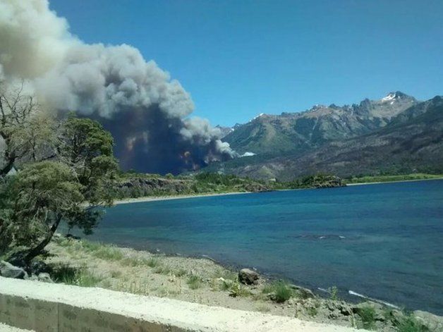El incendio en Los Alerces está descontrolado y las condiciones climáticas no ayudan