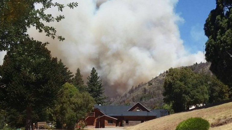 El incendio en Los Alerces está descontrolado y las condiciones climáticas no ayudan