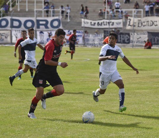 Diego Rubilar se lleva el balón marcado por Sebastián Benites en el partido que ayer empataron sin goles Ameghino y Newbery.
