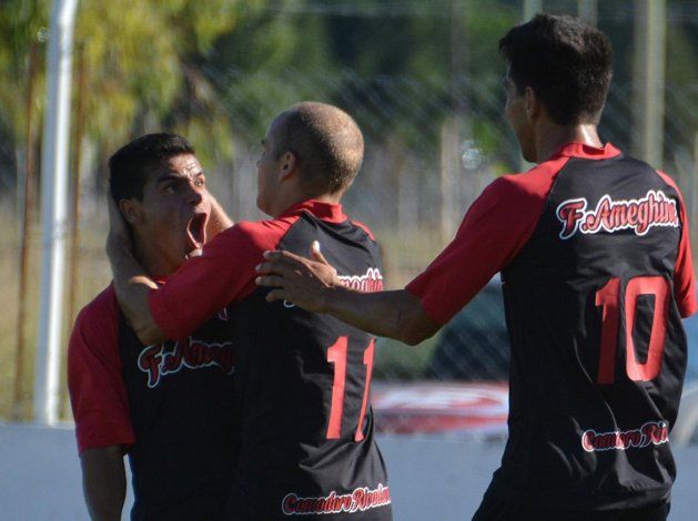 Emiliano Bastías festeja Bruno Elorrieta y se suma Mauro Villegas.