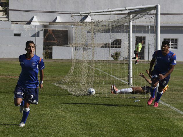 Matías Vargas con los brazos en alto por el gol tempranero con el cual el azzurro empezó a construir su primer triunfo.