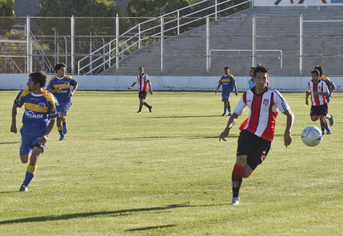 El delantero Mauro Villegas de Florentino Ameghino intenta un avance en el partido que su equipo se impuso por 3-1 a Belgrano de Esquel.