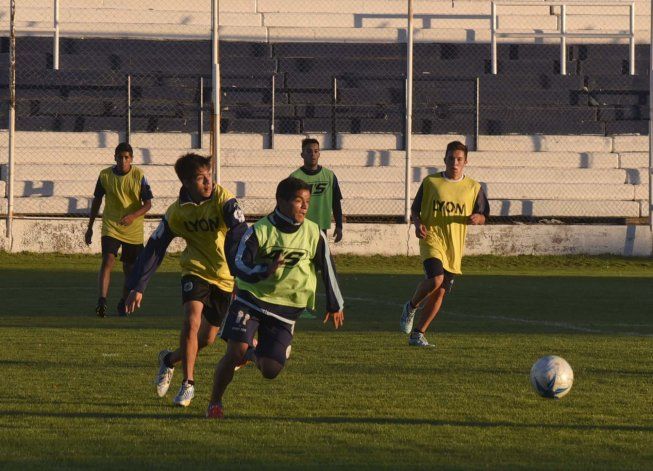 Jorge Newbery entrenó ayer en su campo de juego y hoy viajará rumbo al sur del país.