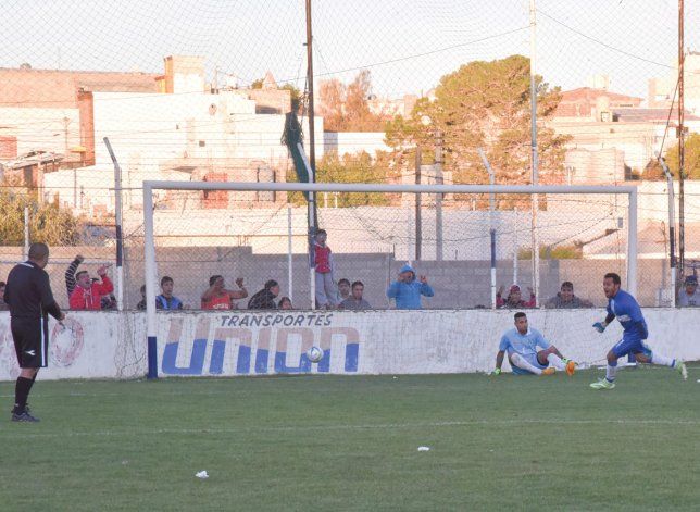 Martín Tula otra vez fue héroe al atajar un penal y patear el de la definición.