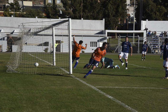 Vladimir Covalschi festeja el segundo de los cuatro goles con los cuales la CAI se sigue ilusionando con la clasificación.