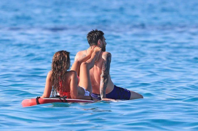 Las románticas fotos de Messi y su mujer en Ibiza - El Patagónico