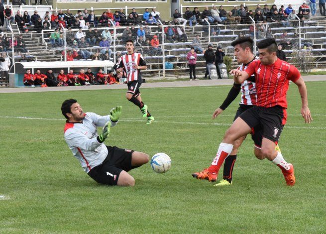 Huracán abrió temprano el marcador con un golazo y sumó de a tres para ser único puntero.