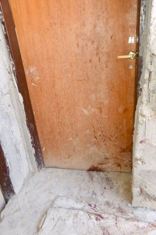 La puerta de la habitación donde se produjo el femicidio.