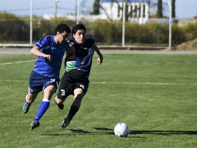 Marcos Rilo en una de las veces que le ganó en velocidad al defensor Ayrton Rojas. La CAI ganó y nada más.