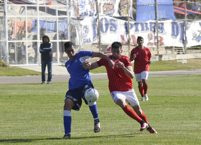 Sebastián Leguiza y Sebastián Bonfili disputan por la pelota en kilómetro 3.