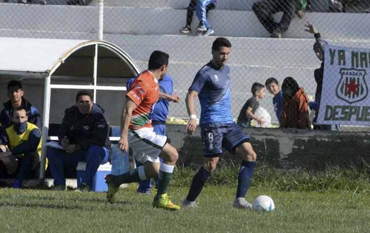 Mauro Villegas se lleva el balón en el partido que Jorge Newbery le ganó 2-0 a Estrella Norte de Caleta Olivia.