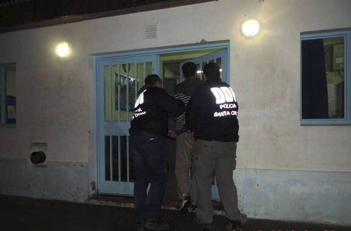 Policías de Caleta detuvieron a prófugo por homicidio y robo - El Patagónico