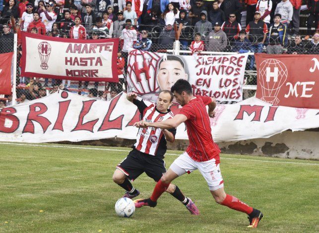 Bonfili intenta superar a Elorrieta. Con dos llegadas en el complemento