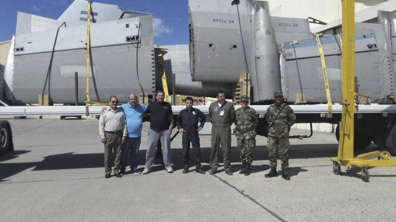 Integrantes de la Unión de ex Combatientes en la llegada del Pucará transportado sobre un camión. Integrantes de la Unión de ex Combatientes en la llegada del Pucará transportado sobre un camión.