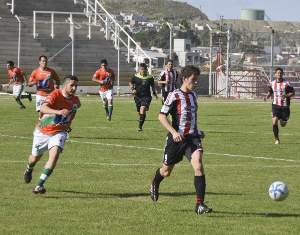 El delantero Brian Vega anotó el segundo gol de Ameghino en kilómetro 3.