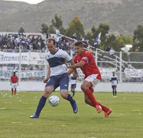 Huracán y Newbery volvieron a empatar en un entretenido partido