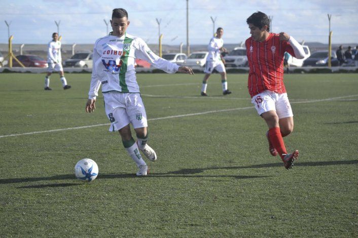 Jonathan Bustos se lleva el balón marcado por Nicolás Velásquez.