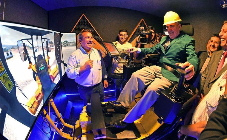 El gobernador Mario Das Neves se dio el gusto de pilotear el simulador de una motoniveladora.