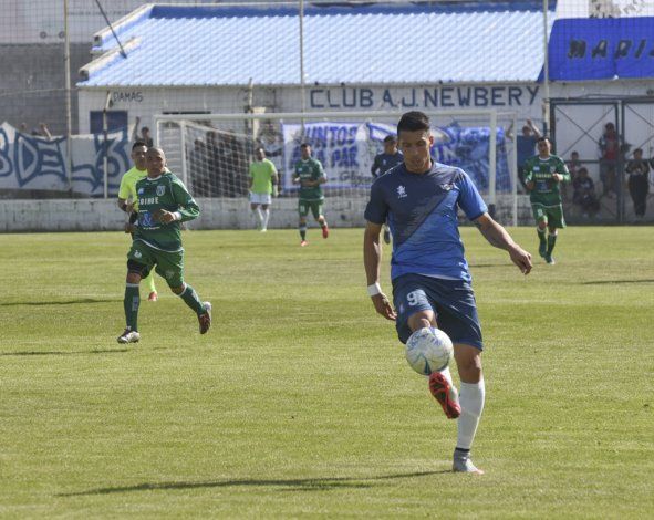 Mauro Villegas domina el balón en el partido donde Newbery cerró con goleada la fase ante Camioneros de Río Grande.
