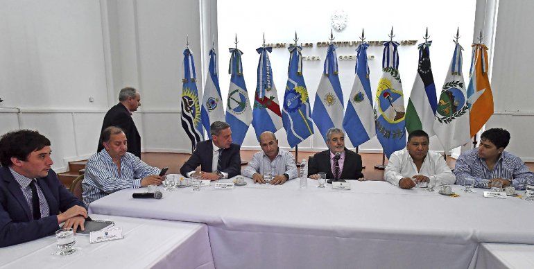 La defensa del Barril Criollo y de las fuentes laborales fue ratificada por el gobernador Mario Das Neves y los petroleros.