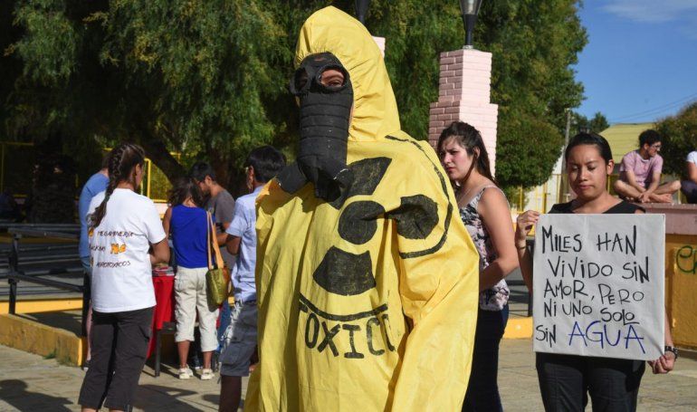 Una multitudinaria marcha pidió que protejan al lago Musters