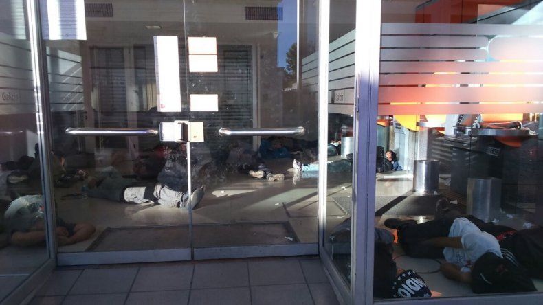 Decenas de personas durmiendo en los cajeros automáticos.