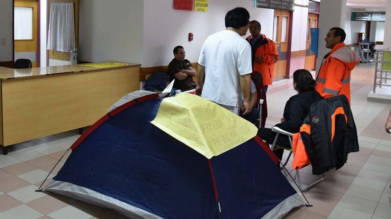 Los enfermeros desplazados del Servicio de Emergencias Médicas mudaron la carpa que habían instalado en la planta baja y la colocaron en el acceso a las oficinas de la dirección hospitalaria