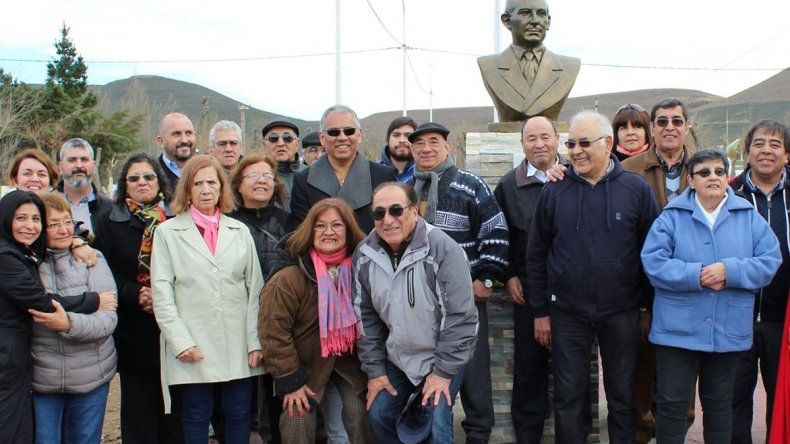 Los habitantes del barrio Gas del Estado que se reunieron en la plaza Los habitantes del barrio Gas del Estado que se reunieron en la plaza