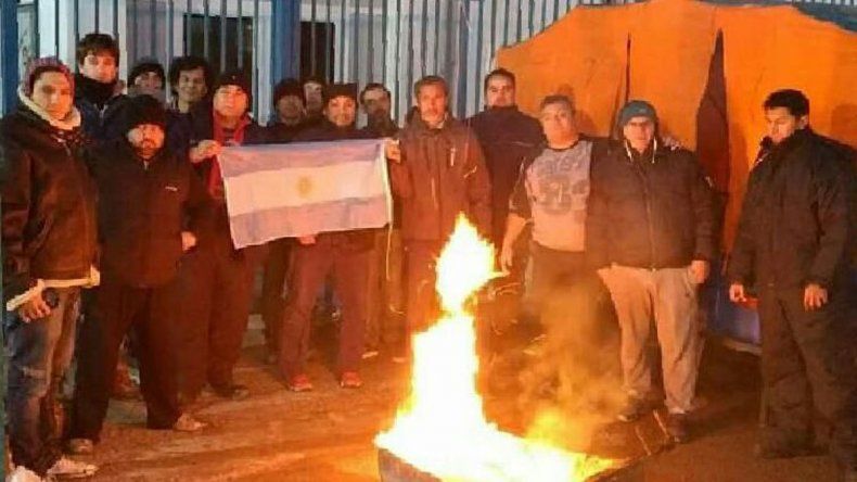 La manifestación de los extrabajadores de Pepsi en el exterior de la planta embotelladora de Trelew.