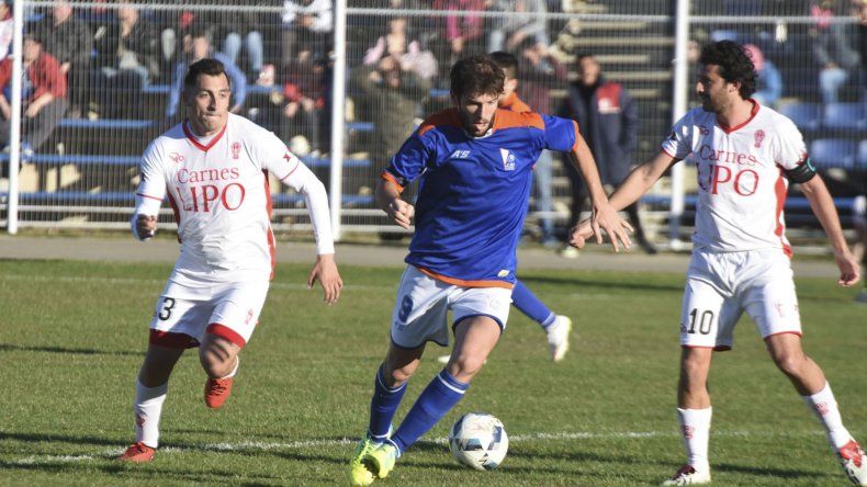 Pasquale intenta desequilibrar entre Calfú y Bustos. El partido pudo haber sido para cualquiera de los dos