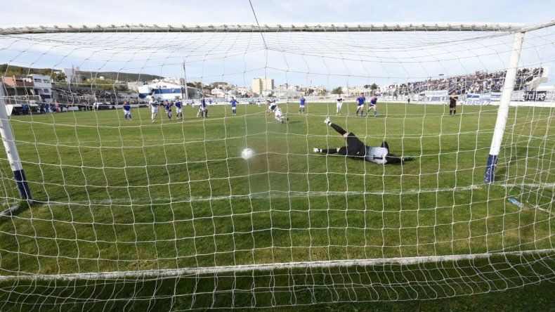 Newbery encontró el triunfo ante CAI desde el punto penal y se consolidó como escolta.