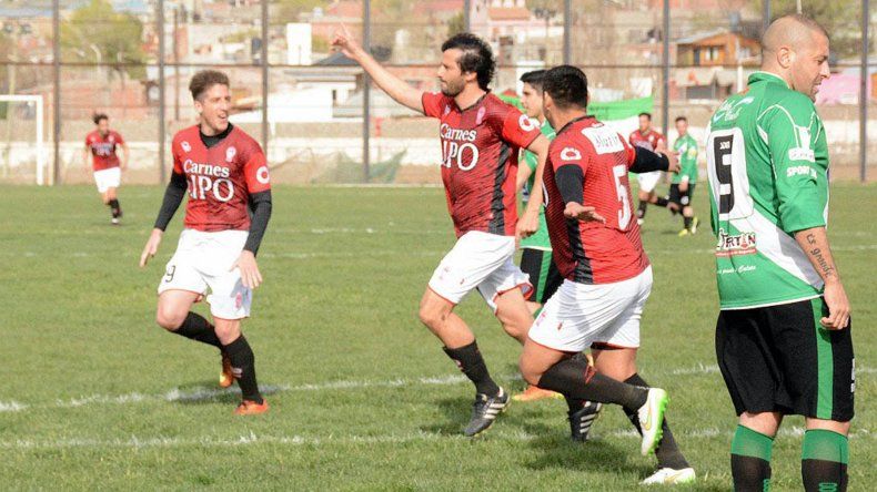 El Chaca Bustos festeja su gol